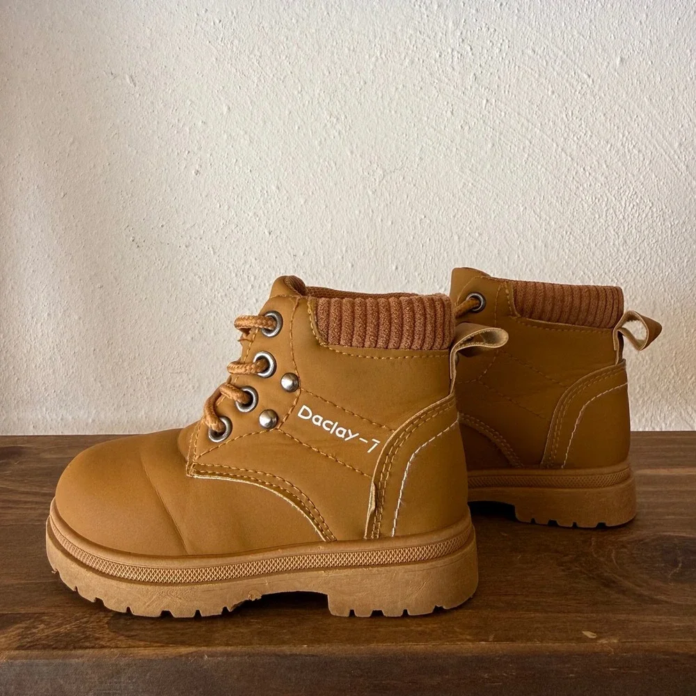 Daclay-7 Toddler Hiking Boots Tan Lace Up Size 6 aprox Casual Work Boots